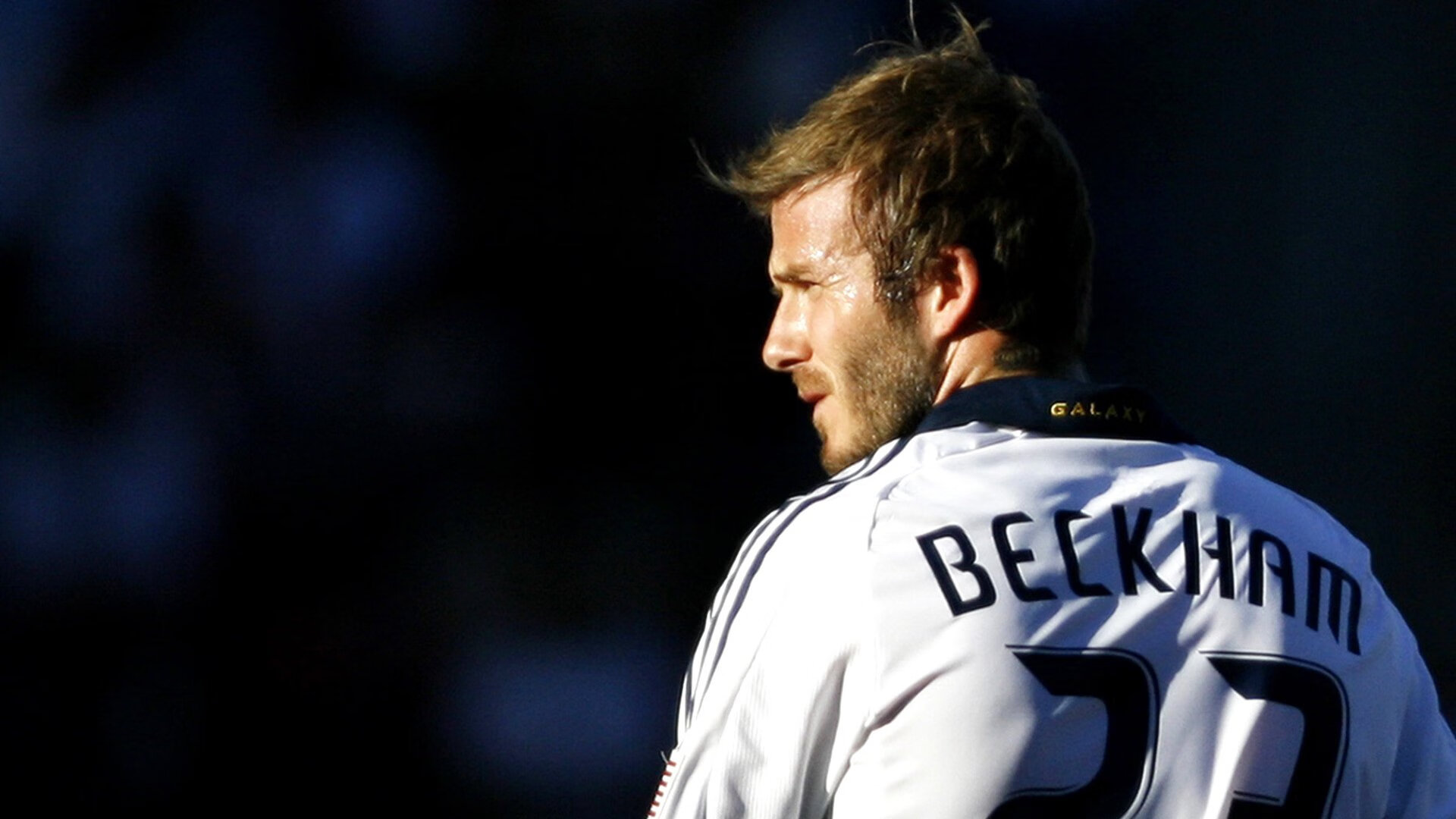 爱游戏官网-穆古鲁扎在拜仁比赛中出色防守，战术调整引发热议！